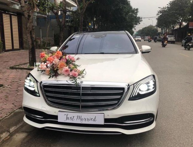 Chiếc xe Mercedes Maybach S450 có giá
hơn 7 tỉ đồng được Công Phượng sử dụng để đón cô dâu Viên Minh
trong ngày trọng đại của mình.