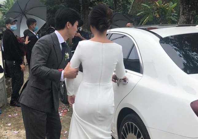 Tuy chưa từng công khai những tài sản
mình sở hữu nhưng mỗi lần xuất hiện, Công Phượng đều khiến netizen
choáng ngợp bởi sự giàu có của mình.