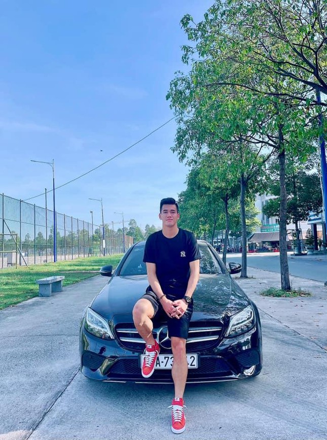 Trước đó, Tiến Linh cũng mạnh tay chi
tiền tỷ để mua chiếc Mercedes-Benz C200 đời mới nhất.