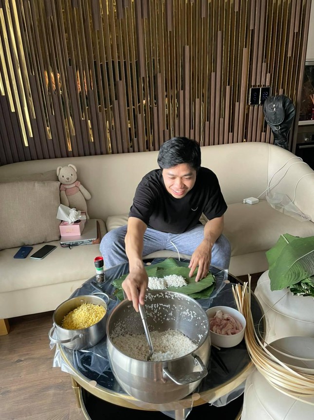 Phòng khách với thiết kế hiện đại
nhưng vẫn ấm cúng, đơn giản.