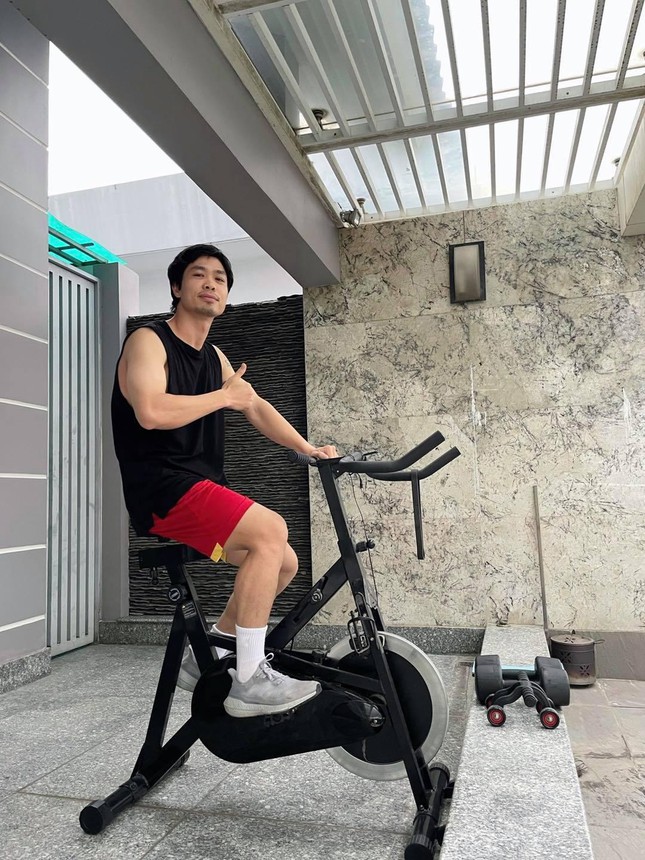 Dù không chia sẻ hình ảnh ngôi nhà
của mình nhưng qua những bức ảnh nam cầu thủ đăng tải có thể thấy
nội thất bên trong rất tiện nghi.