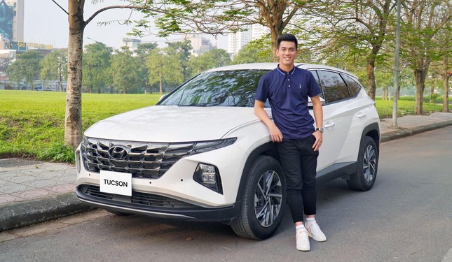 Mới đây, Tiến Linh đã sở hữu cho mình
chiếc xe Hyundai Tucson bản mới 2022 có tông màu trắng sang trọng,
với mức giá khoảng 1 tỉ đồng.
