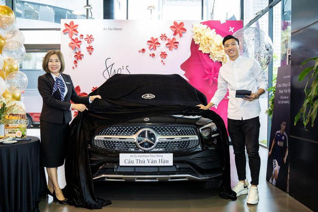 Cuối năm 2020, Đoàn Văn Hậu đã chi
mạnh tay để sở hữu chiếc xe Mercedes-Benz GLC 300 trị giá khoảng
2,5 tỷ đồng.