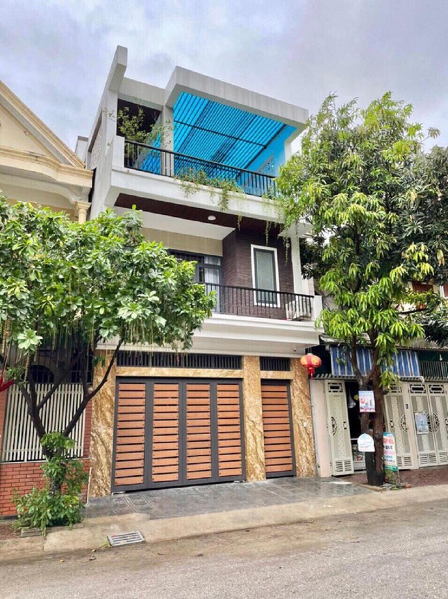 Đầu năm 2021, anh khiến nhiều người
trầm trồ khi khoe căn nhà 3 tầng rộng 100m2 mới hoàn thiện tại quê
nhà.