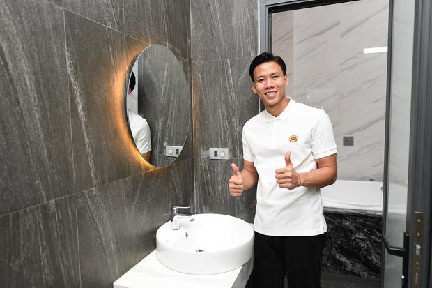 Đặc biệt, anh còn đầu tư hẳn 200
triệu để làm riêng một phòng xông hơi cho vợ con thư giãn.