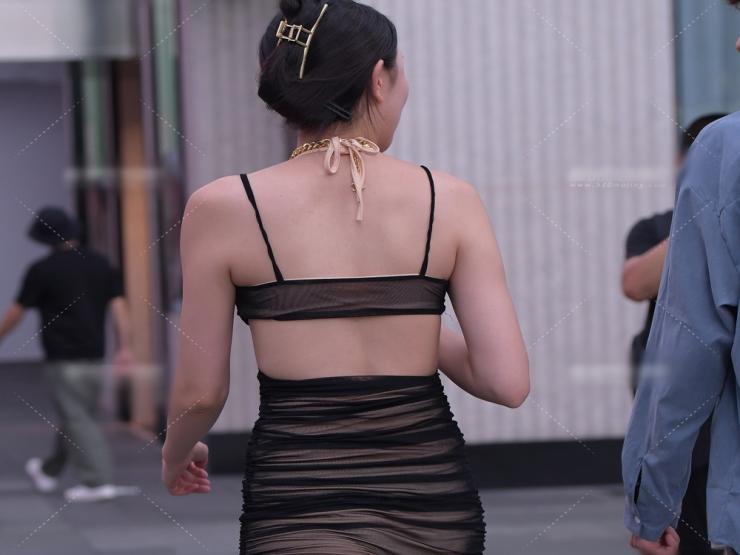 Thời trang - Mốt váy "lộ thiên" khiến người đi đường phải than "thà không mặc còn hơn"