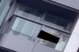 Phi thường - kỳ quặc - Cặp đôi "quan hệ" ngoài ban công bị cảnh sát "sờ gáy"