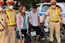 Pháp luật - CSGT bắt đôi nam nữ mua "xe gian" giá rẻ trên mạng xã hội về sử dụng