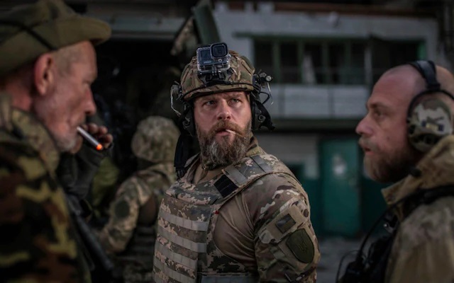 Binh sĩ quân đội Ukraine thảo luận tình hình chiến sự ở&nbsp;Severodonetsk.