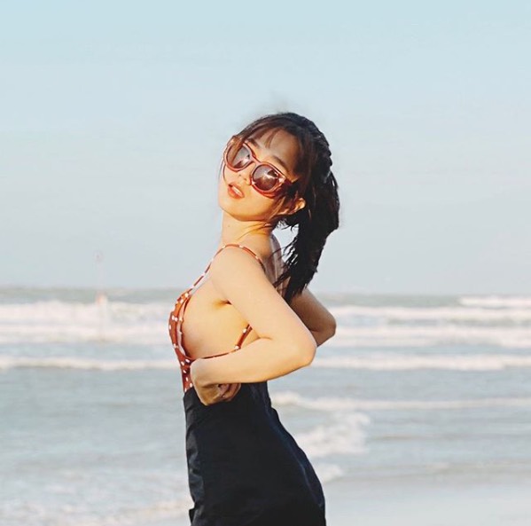 Hot girl Kiều Trinh diện bikini 1 mảnh nhưng khi nhìn nghiêng bị lộ miếng mút ngực ở bên trong.