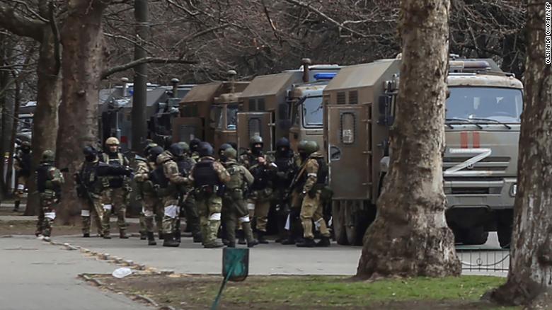 Một nhóm binh sĩ Nga tập trung ở Kherson.