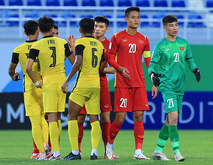 Sau trận đấu, những tưởng các cầu thủ U23 Việt Nam sẽ ăn mừng cuồng nhiệt nhưng thực tế trái ngược hoàn toàn. Các cầu thủ giữ vẻ mặt thản nhiên, ít tươi cười (Ảnh: Hai Tư)