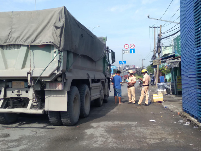 Xe ben chở quá tải hơn 18 tấn trên Quốc lộ 1, hướng từ Đồng Nai về TP HCM.
