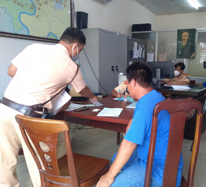 Tài xế Q. làm việc với lực lượng chức năng.