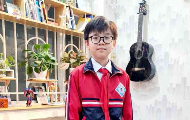 Gia Minh làm bạn với cây đàn guitar