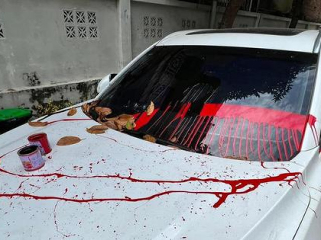 Tư vấn - Chủ xe phải làm gì khi bị tạt sơn lên ô tô khi đỗ xe ngoài đường?