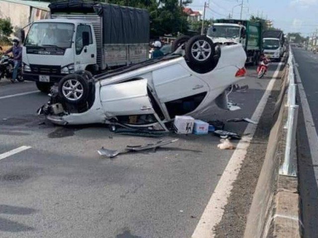 Tin tức trong ngày - Ô tô đâm dải phân cách rồi lật ngửa, 5 người bò ra ngoài kêu cứu