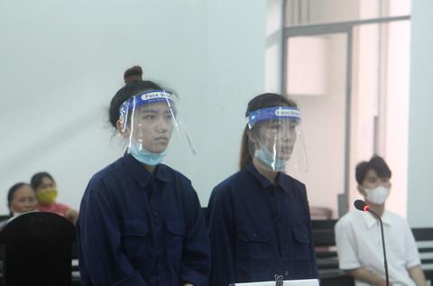 Bị cáo Ngân và Nhã tại tòa