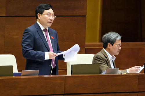 Phó Thủ tướng Thường trực Phạm Bình Minh thay mặt Chính phủ làm rõ một số vấn đề đại biểu Quốc hội nêu và trả lời chất vấn Ảnh: Nguyễn Nam