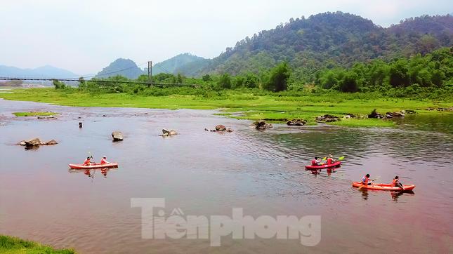 Bơi thuyền trên sông Giăng cũng là một trải nghiệm lí thú của những người yêu sông nước.