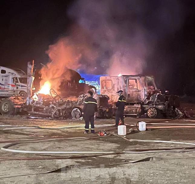 Hiện trường vụ cháy 2 xe container ở Khu phi thế quan cửa khẩu Tân Thanh - Ảnh: Duy Chiến