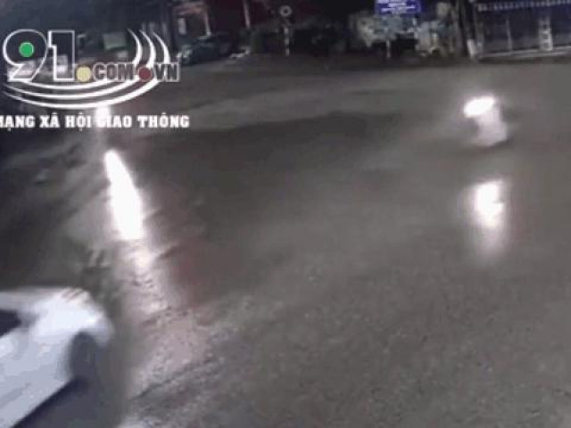 Clip: Kinh hoàng cảnh xe máy phóng nhanh tông trực diện ô tô ở ngã 3