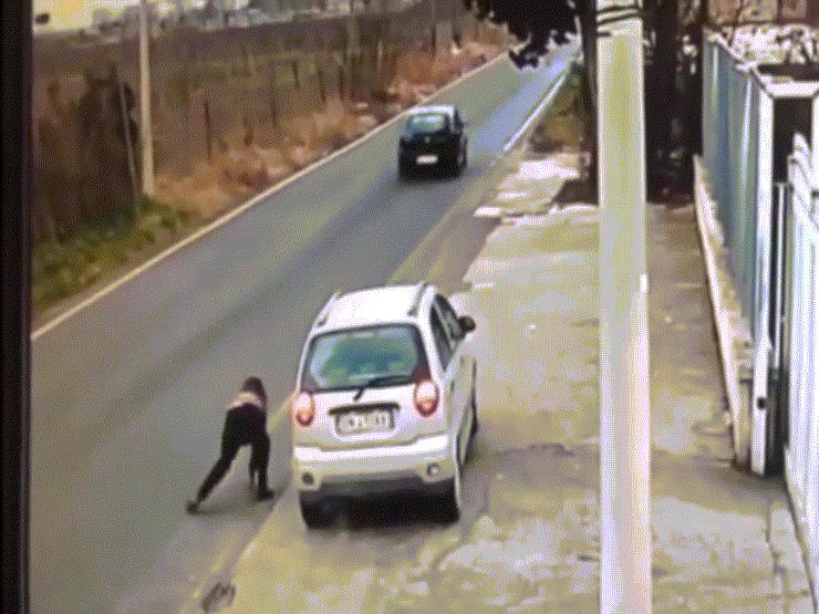 Clip: Côn đồ táo tợn cướp ô tô của người phụ nữ ngay giữa thanh niên bạch nhật