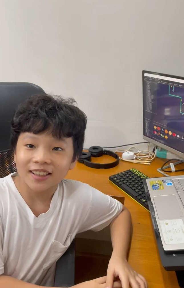 Cậu bé lớp 4 đã có thể tạo 1 dự án lập trình game xịn xò như sinh viên làm đồ án. Ảnh: FBNV.