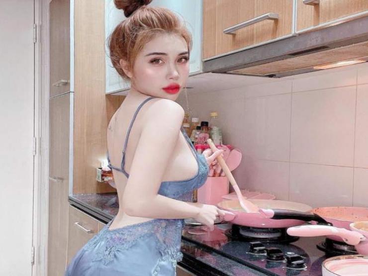 Thời trang - "Thánh nữ Mỳ Gõ" đốt mắt khi mặc váy ngủ vào bếp nấu ăn, đi du lịch