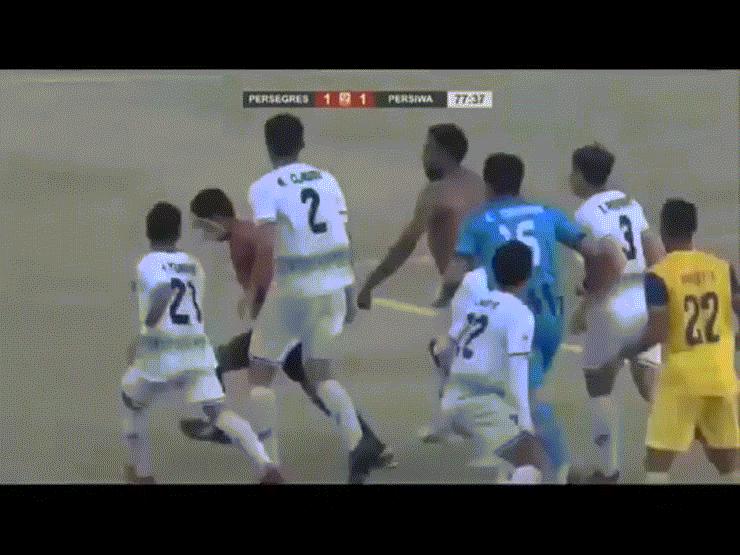 Video: Bị thổi phạt penalty, cầu thủ đuổi đánh trọng tài như phim hành động