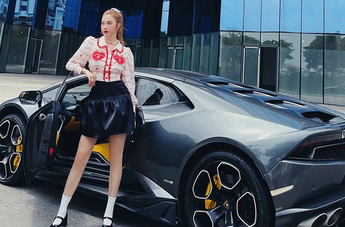 Hạnh Sino bỏ 14 tỷ đồng để tậu siêu xe Lamborghini Huracan màu xám cho phiên bản cao nhất, trang thiết bị đầy đủ nội thất. Tuy nhiên, cô còn bỏ thêm 4 tỷ để "độ" lại xế hộp theo sở thích cá nhân.