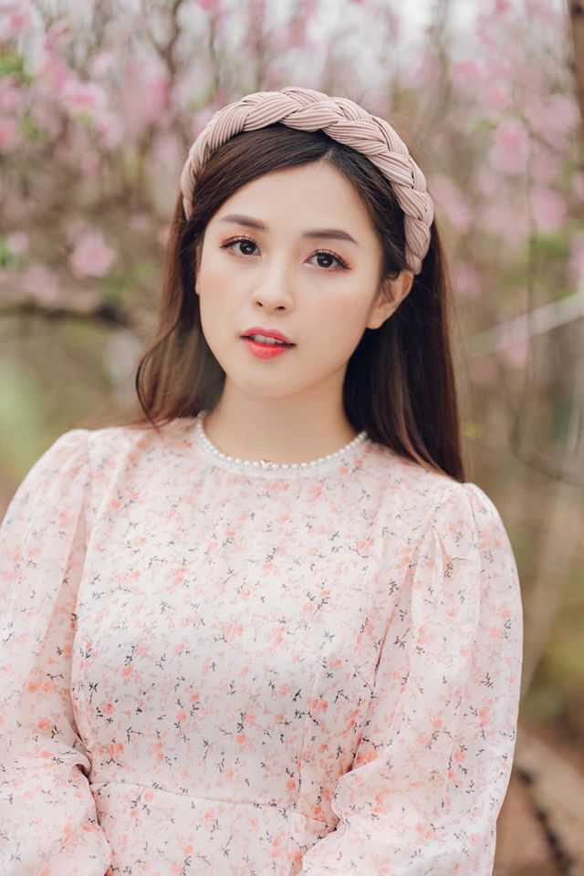 Cô gái sinh năm 1994 mang vẻ đẹp trong sáng, thanh thuần.