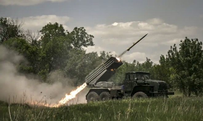 Pháo phản lực Ukraine khai hỏa trong giao tranh với Nga ở vùng Donbass.