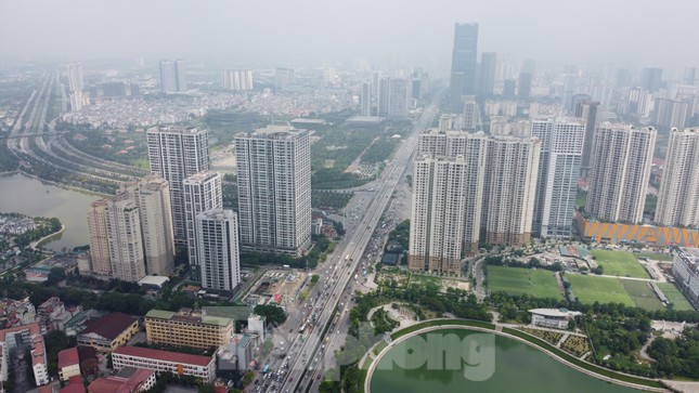 Toàn cảnh tuyến đường Lê Văn Lương - Tố Hữu "oằn mình cõng" vô số nhà cao tầng.