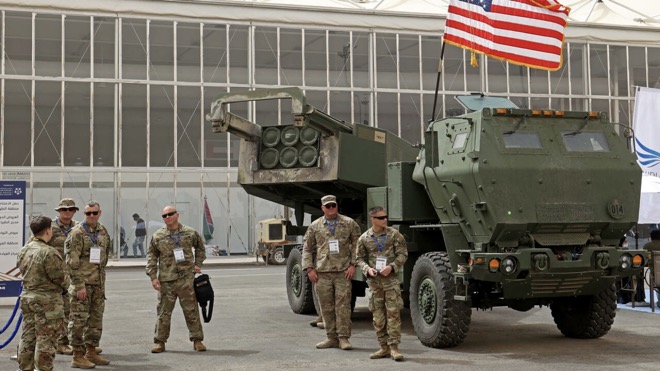 Mỹ đang huấn luyện các binh sĩ Ukraine sử dụng pháo phản lực phóng loạt HIMARS.