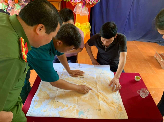 Đại tá Dương Văn Tiến (áo đen) chỉ đạo truy bắt nghi phạm giết người tại hiện trường.