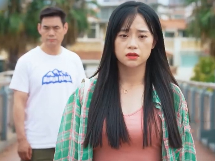 Clip hài hước - Chỉ là "níu kéo" thôi mà cả chàng trai lẫn cô gái không ai chịu thua