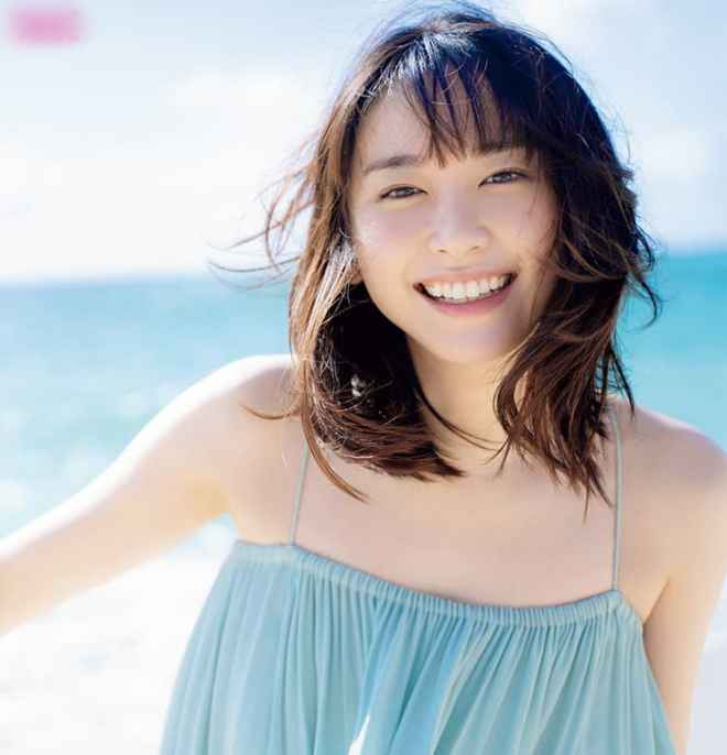 Nụ cười toả nắng cùng làn da trắng luôn khiến Aragaki Yui thu hút người đối diện.