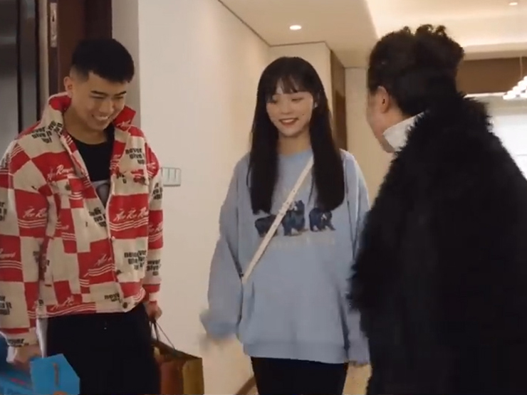 Clip hài hước - Lần đầu ra mắt chàng trai có hành động kỳ cục bị cả nhà bạn gái đuổi thẳng cổ