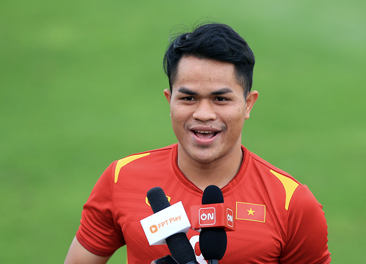Dụng Quang Nho trả lời truyền thông trước buổi tập ngày 10/6 của U23 Việt Nam.