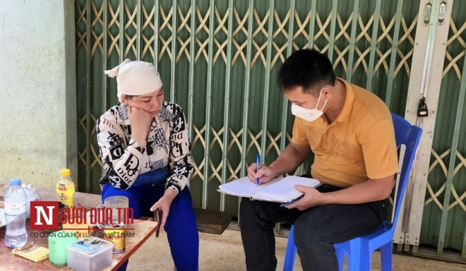 Chị Phạm Thị Hạnh trao đổi với PV