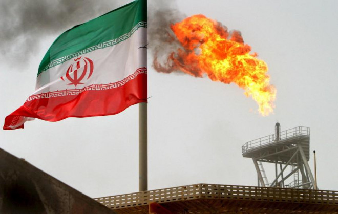 Quốc kỳ Iran tại mỏ dầu Soroush, Vịnh Ba Tư. Ảnh: REUTERS Trừng phạt của phương Tây khiến Nga quay sang thị trường châu Á