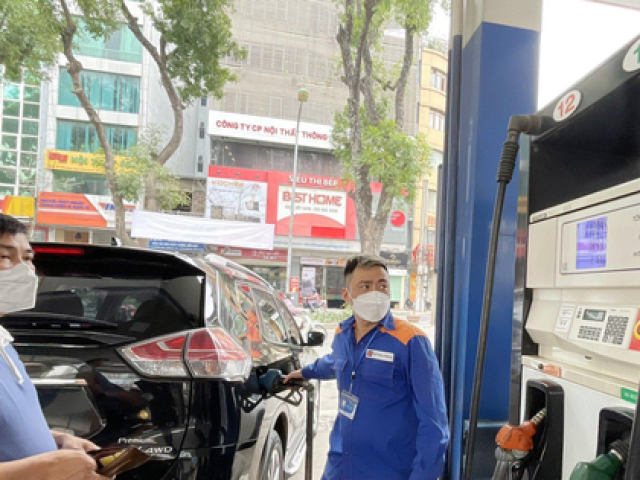 Tin tức trong ngày - Thủ tướng yêu cầu xem xét, xử lý thông tin cung cấp xăng dầu của Malaysia cho Việt Nam