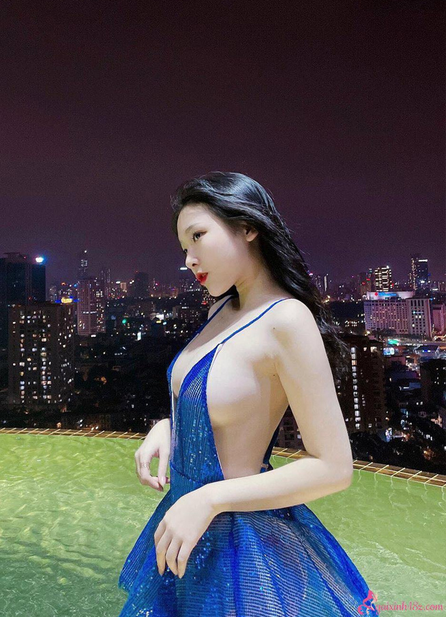 Hot girl 10X quê Lạng Sơn - Linh Chichan diện chiếc váy hở mạn sườn trong khách sạn "dát vàng", tôn thềm ngực đầy đặn.
