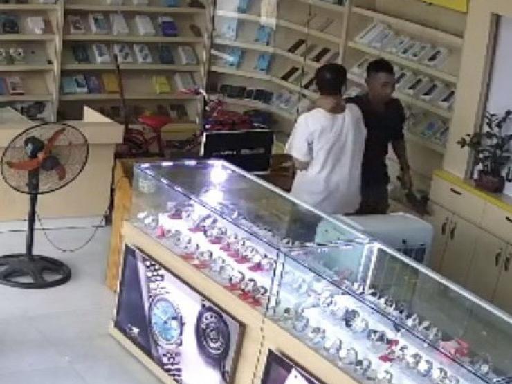 Pháp luật - Dọa giết cả nhà vì không vay được tiền, ai ngờ bị cha con nạn nhân "tóm sống"