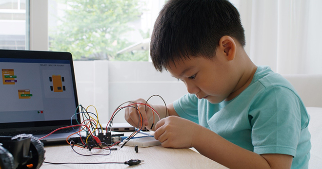 Con học nhiều điều hay khi tiếp xúc công nghệ từ sớm