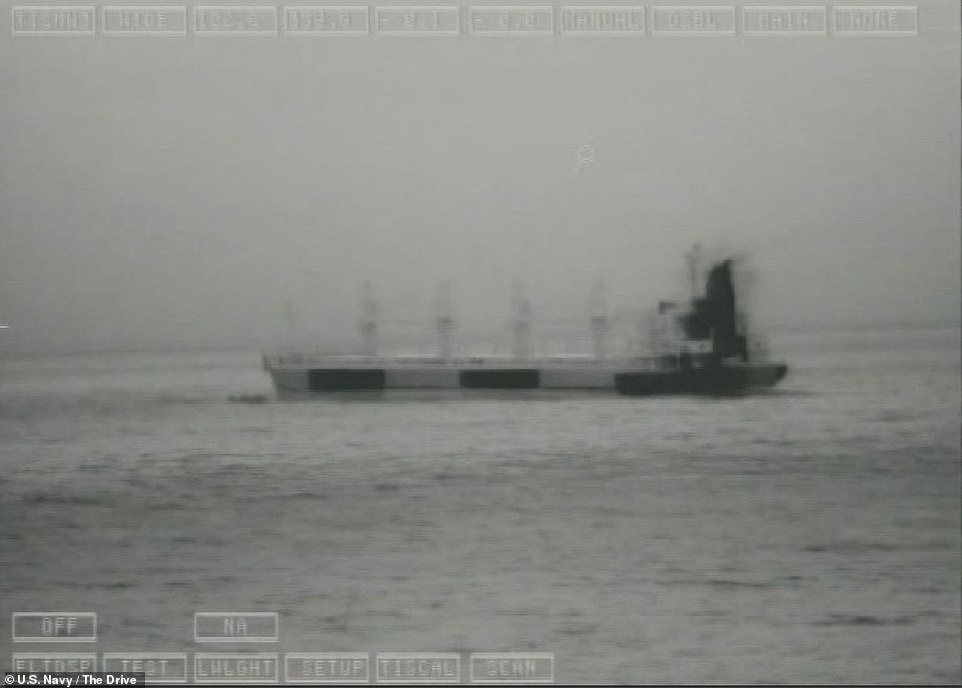 Hình ảnh tàu hàng MV Bass Strait do tàu chiến Mỹ&nbsp;USS Paul Hamilton chụp lại vào ngày 15.7.2019.
