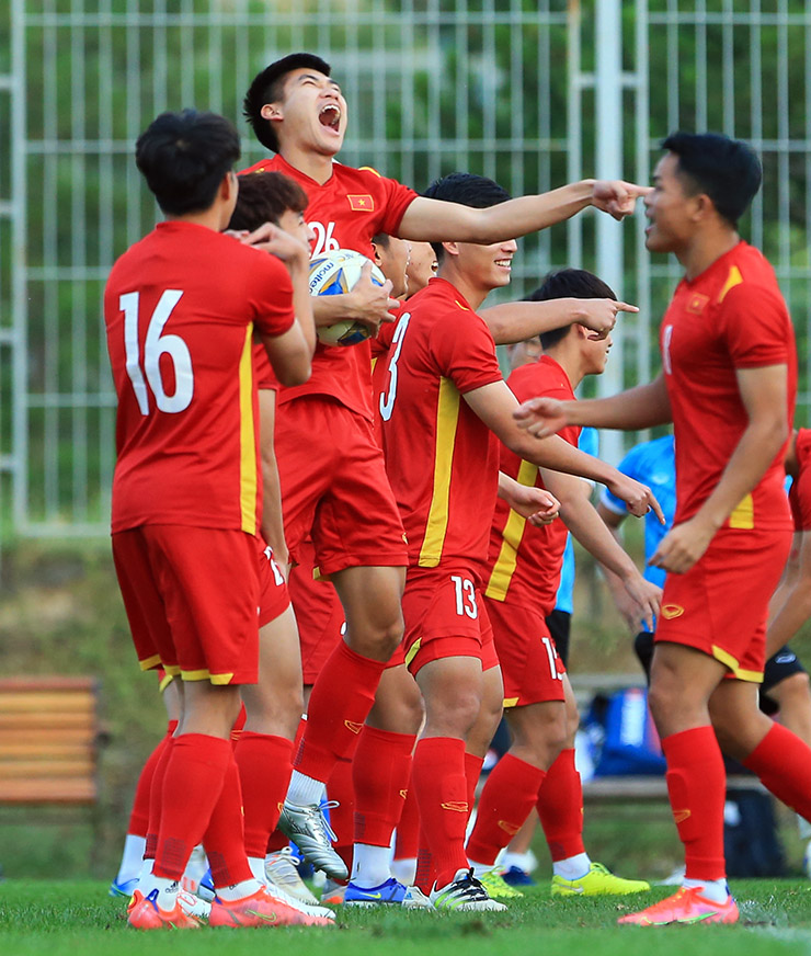 Nhâm Mạnh Dũng nhảy lên ăn mừng khi đánh bại Phan Tuấn Tài (Ảnh: Hai Tư)