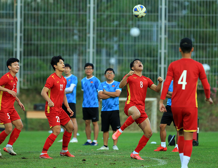 Sau trò chơi đầu tiên, cầu thủ U23 Việt Nam chơi đánh đầu ngược. Nhóm nào làm được nhiều lần nhất sẽ giành chiến thắng (Ảnh: Hai Tư)