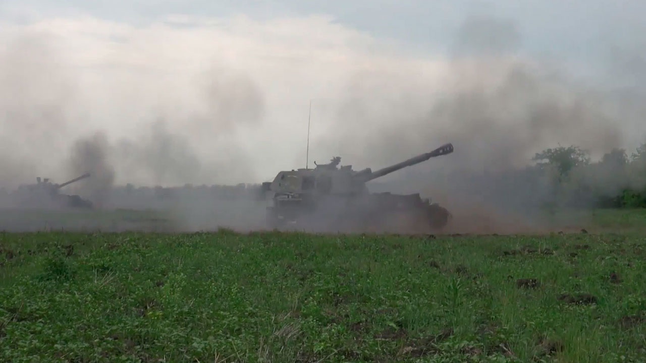 Pháo tự hành Akatsiya của Nga khai hỏa ở miền đông Ukraine.